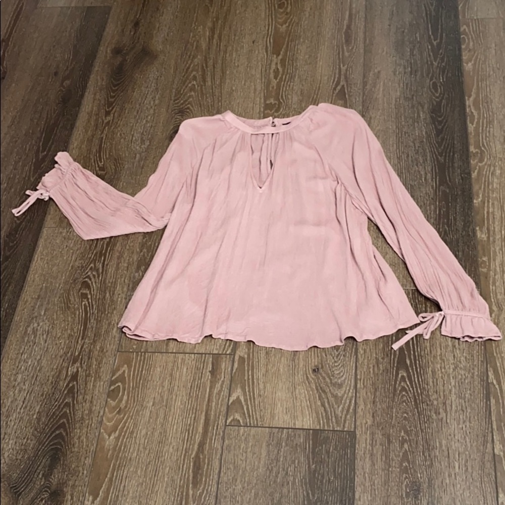 American Eagle top with buttoned back!